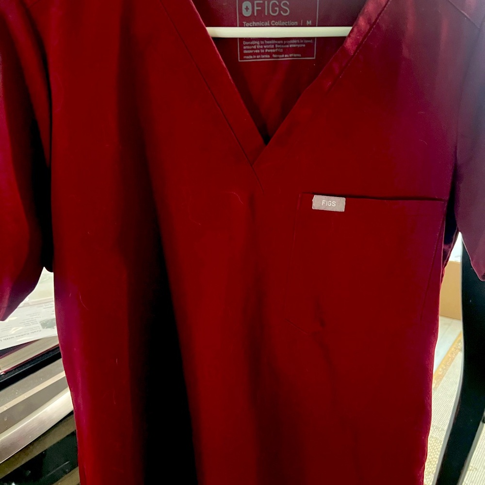 Women’s Catarina One-Pocket Scrub Top size medium in Burgundy